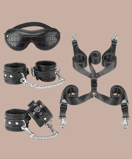 Liebe Seele Temptation Under Bed Restraint Kit – Zwart Liebe Seele Temptation black restraint kit with blindfold, wrist cuffs, ankle cuffs and adjustable straps.