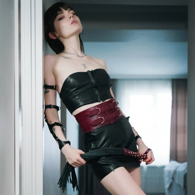 Liebe Seele Heavy Leather Flogger met Handvat met Noppen – Wijnrood