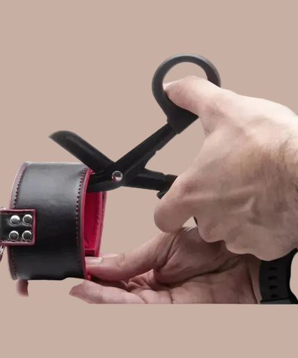 Liebe Seele Veiligheidsschaar – Zwart Hands demonstrating black angled scissors beside a black cuff with red lining.