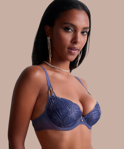 Aubade – Vibes Moulded Push Up Bra Denim – 50%! Pleasurements Aubade Vibes push-up bh in denimblauw met geborduurde details, gouden accenten en drievoudige bandjes.