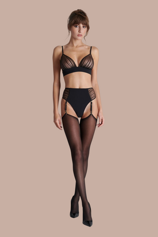 Scandale – Nuit Fauve Openable High Waist Tanga Black Pleasurements Scandale Nuit Fauve zwarte high-waist tanga met open design en jarretels gedragen door een model