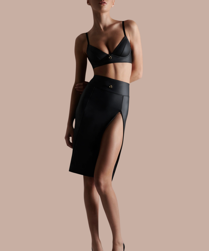 Pleasurements Maison Close Chambre Noire zwarte bralette met satijnen banden en gouden details gedragen door model