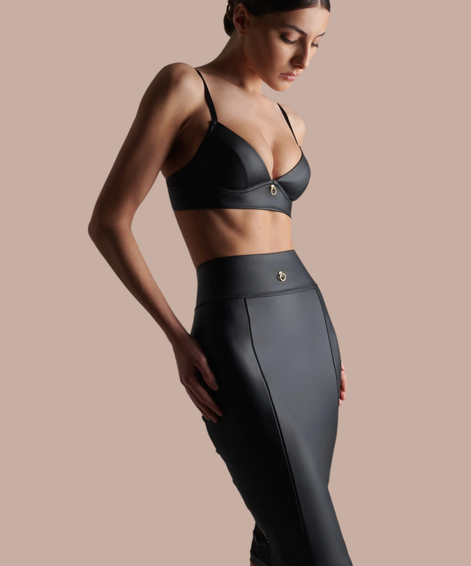 Pleasurements Maison Close Chambre Noire zwarte bralette met satijnen banden en gouden details op een model