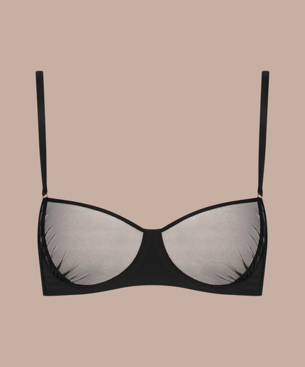 Scandale – Nuit Fauve Triangle Bra Black Pleasurements Scandale Nuit Fauve zwarte triangel bh van transparante tule met gouden details gedragen door model