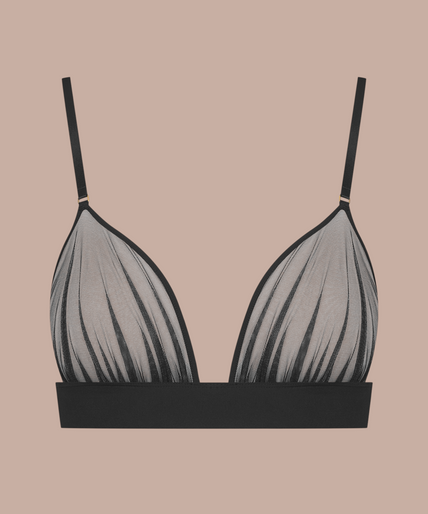 Scandale – Nuit Fauve Wire Bra Black Pleasurements Scandale Nuit Fauve zwarte beugelbeha van transparante tule en microvezel gedragen door een model