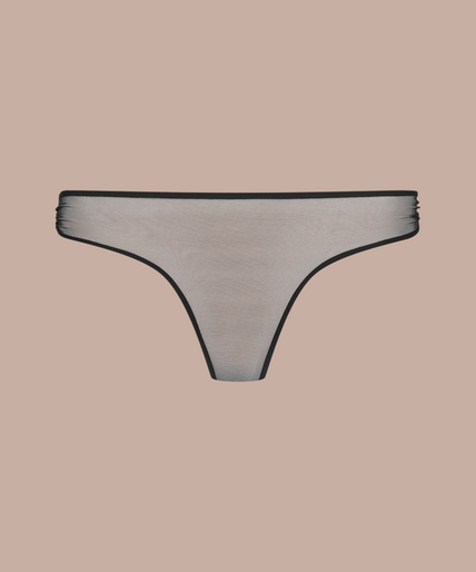 Scandale – Nuit Fauve Panty Black Pleasurements Scandale Nuit Fauve zwarte slip van microfiber en tule gedragen door een model