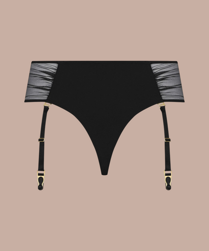 Scandale – Nuit Fauve Openable High Waist Tanga Black Pleasurements Scandale Nuit Fauve zwarte high-waist tanga met open design en jarretels gedragen door een model