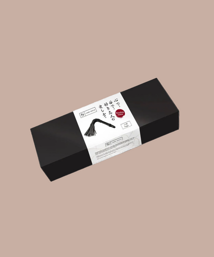 Liebe Seele Boudoir Amor Vegan Flogger – Zwart Liebe Seele Boudoir Amor black flogger with narrow tails, smooth handle and wrist loop.