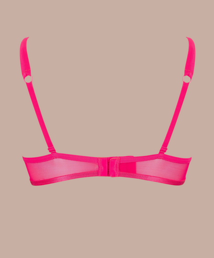 Atelier Amour – Oiseau de Paradis Halb-Cup BH Kirsche Model draagt Pleasurements Atelier Amour Oiseau de Paradis half-cup bh in kersenrood met exotisch bloemenborduursel.