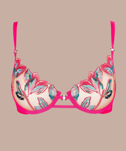 Atelier Amour – Oiseau de Paradis Halb-Cup BH Kirsche Model draagt Pleasurements Atelier Amour Oiseau de Paradis half-cup bh in kersenrood met exotisch bloemenborduursel.