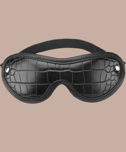 Liebe Seele Temptation Under Bed Restraint Kit – Zwart Liebe Seele Temptation black restraint kit with blindfold, wrist cuffs, ankle cuffs and adjustable straps.