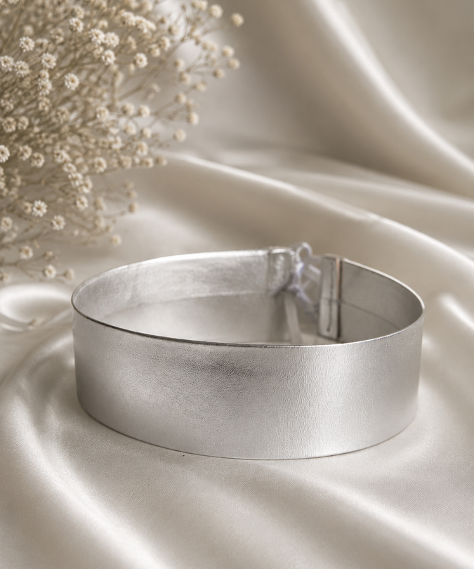 Mondin Metallisch Silber – Exklusiver Brustschmuck