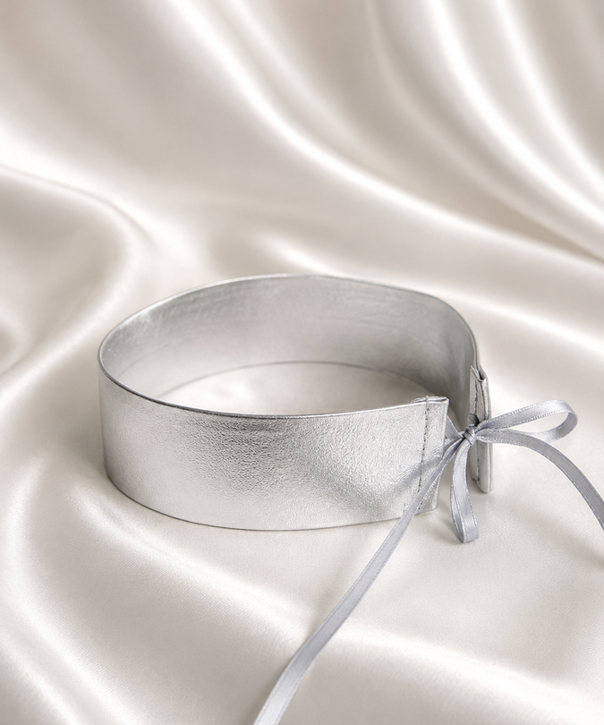 Mondin Metallisch Silber – Exklusiver Brustschmuck