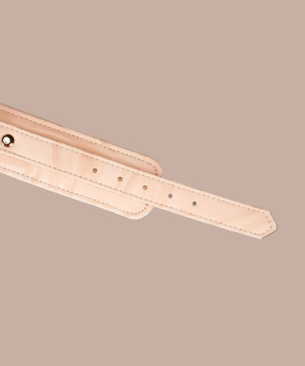 Lieve Ziel Boudoir Amor Veganistische Handboeien – Blush Roze Angled view of Liebe Seele Boudoir Amor blush pink wrist cuffs showing buckles, lining and connector chain.