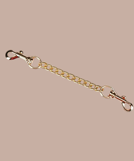 Lieve Ziel Boudoir Amor Veganistische Handboeien – Blush Roze Angled view of Liebe Seele Boudoir Amor blush pink wrist cuffs showing buckles, lining and connector chain.