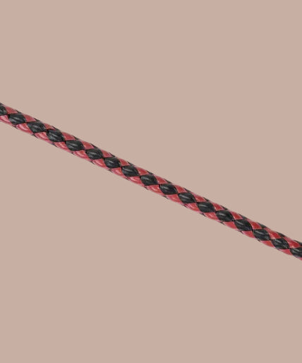 Liebe Seele Bull Whip – Wijnrood Red and black braided bull whip with black split tip, arranged vertically in a curve.