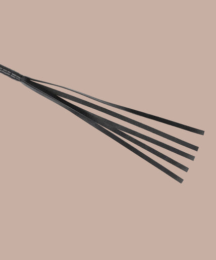 Liebe Seele Bull Whip – Wijnrood Red and black braided bull whip with black split tip, arranged vertically in a curve.