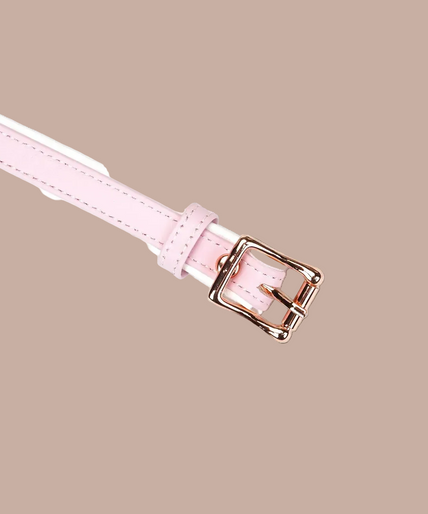 Liebe Seele Fairy Leren Blinddoek – Roze & Wit Liebe Seele Fairy pink blindfold with white edging, white lining and a buckled strap.