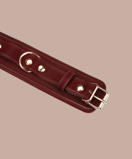 Liebe Seele Vegan Enkelboeien – Metallic Schaduw Donkerrood Pair of dark red ankle cuffs with padded red lining and rose-gold-tone connecting chain.