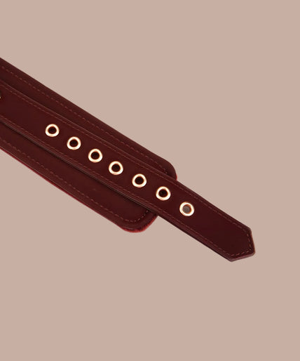 Liebe Seele Vegan Enkelboeien – Metallic Schaduw Donkerrood Pair of dark red ankle cuffs with padded red lining and rose-gold-tone connecting chain.