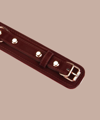 Liebe Seele Vegan Halsband met riem – Metallic tint Donkerrood Dark red Liebe Seele collar with rose-gold-tone chain leash and matching loop handle.