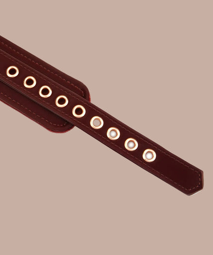 Liebe Seele Vegan Halsband met riem – Metallic tint Donkerrood Dark red Liebe Seele collar with rose-gold-tone chain leash and matching loop handle.