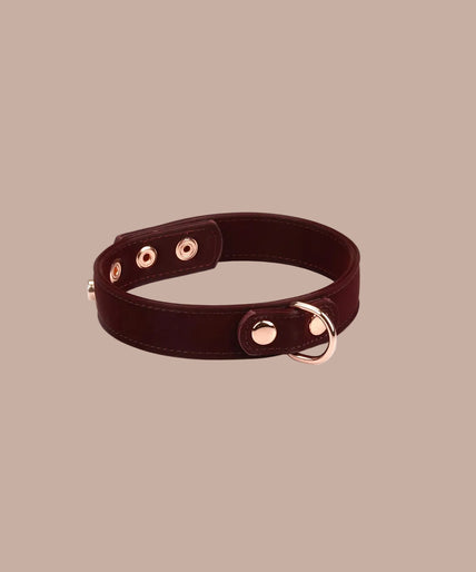 Liebe Seele Vegan Collar with Nipple Clamps – Metallic Shade Dark Red – 40% Dark red collar with branching rose-gold-tone chains and black-tipped nipple clamps, front view.