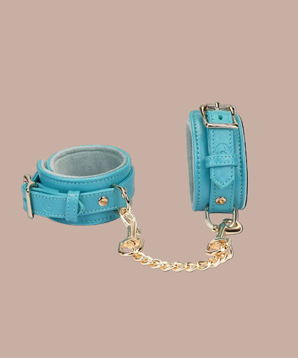 Liebe Seele Siren's Cove Lammleder-Handgelenksfesseln mit Samtfutter – Blau Liebe Seele Siren's Cove Lammleder-Handgelenksfesseln mit Samtfutter – Blau
