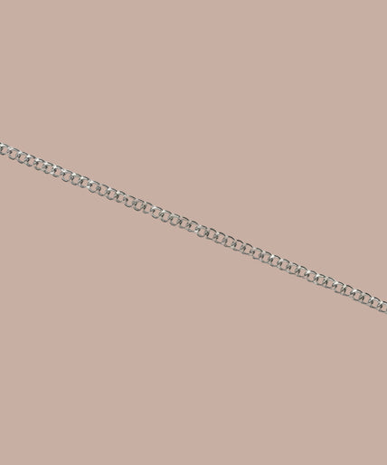 Liebe Seele – bdsm-klavertepelklemmen Pair of silver-tone clover nipple clamps joined by a chain, curved arrangement.