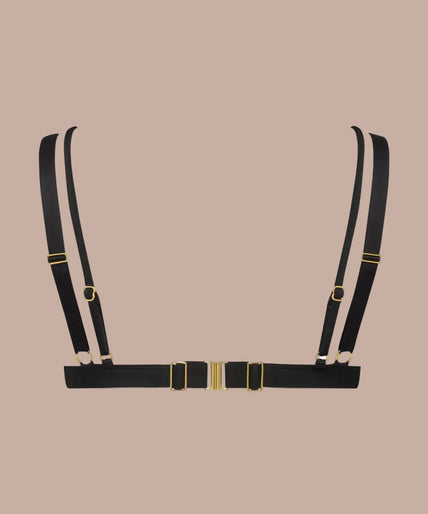 Maison Close – Fatale Triangle BH Zwart – Lingerie & Bikini / Badkleding Model wearing black Fatale triangle bra with cutout straps and matching strappy bottoms, front view.