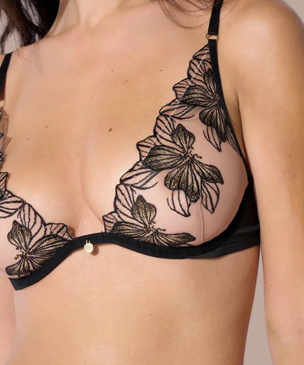 Atelier Amour – Fleur Défendue Beugel Driehoekbeha Zwart Model wearing the Atelier Amour Fleur Défendue black sheer wired triangle Bra with floral embroidery.