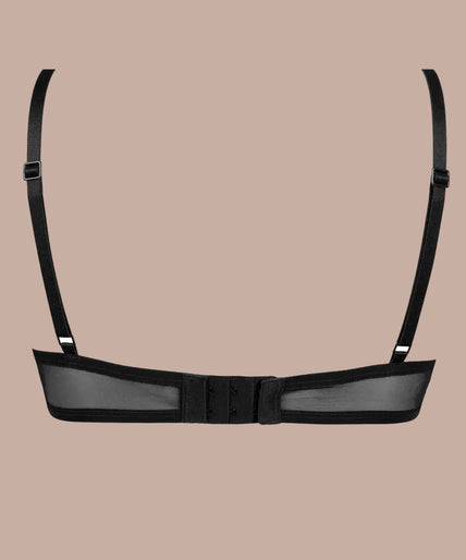 Atelier Amour – Menu Plaisir Triangel BH met Beugel Zwart Model wearing black Menu Plaisir embroidered triangle bra and matching open briefs, front view.