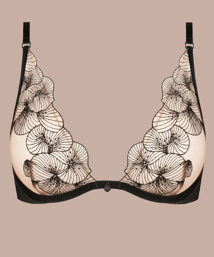 Atelier Amour – Menu Plaisir Triangel BH met Beugel Zwart Model wearing black Menu Plaisir embroidered triangle bra and matching open briefs, front view.
