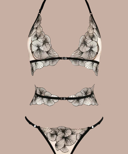 Atelier Amour – Menu Plaisir Tuigje Zwart Model wearing black Menu Plaisir floral-embroidered halter harness with two horizontal straps and matching briefs.
