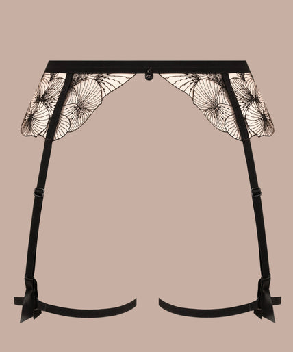 Atelier Amour – Menu Plaisir Jarretelgordel Zwart Model wearing black Menu Plaisir suspender belt with floral embroidery, thigh straps and matching lingerie.
