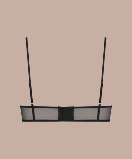 Scandale – L'Amoureuse Corset Bra Black Dahlia Model draagt de zwarte Scandale L'Amoureuse korset-bh met transparante mesh-details en een verfijnd silhouet.