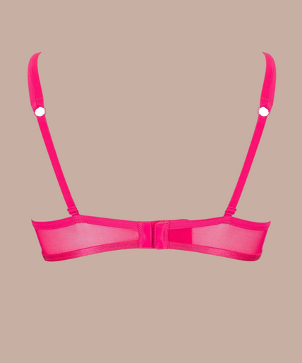 Atelier Amour – Oiseau de Paradis Gepolsterter Triangel-BH Kirsche Model draagt Pleasurements Atelier Amour kersenrode kanten beugel-bh met exotische bloemenborduursels en fijne bandjes.