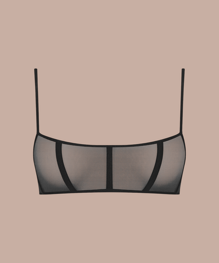 Scandale – L'Amoureuse Corset Bra Black Dahlia Model draagt de zwarte Scandale L'Amoureuse korset-bh met transparante mesh-details en een verfijnd silhouet.