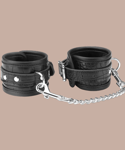 Liebe Seele Temptation Under Bed Restraint Kit – Zwart Liebe Seele Temptation black restraint kit with blindfold, wrist cuffs, ankle cuffs and adjustable straps.
