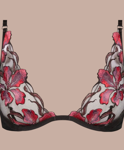 Atelier Amour – Dernier Frisson Wired Triangle BH Mehrfarbig Model draagt Pleasurements Atelier Amour Dernier Frisson beugel-driehoek-bh van zwarte mesh met roze bloemenborduursel.