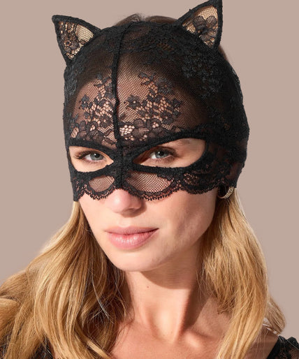 Atelier Amour – Enlace Moi Sinnliche Flucht Maske Schwarz Model wearing the Atelier Amour Evasion Sensuelle black eye mask with matching lingerie.