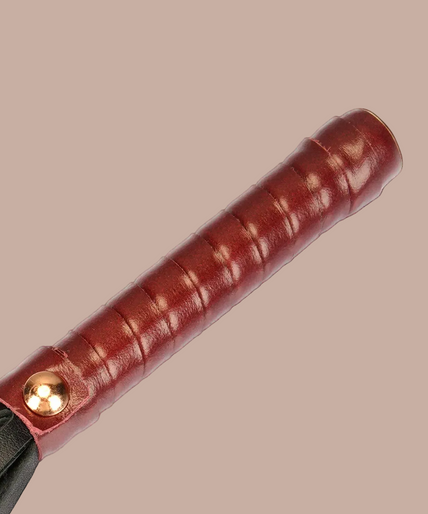 Liebe Seele Leren Mini Flogger - Wijnrood Liebe Seele mini flogger with a wine-red handle and multiple black tails.