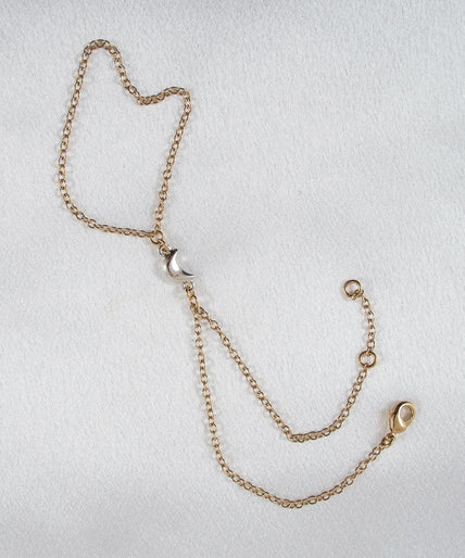 Sylvie Monthulé Goldener Handschmuck und Silbermond Sylvie Monthulé Goldener Handschmuck und Silbermond