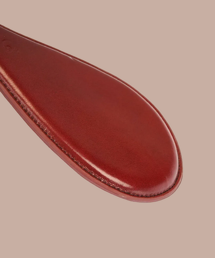 Liebe Seele Ronde Leren Paddel – Wijnrood Liebe Seele rounded wine-red spanking paddle with a stitched edge and a short handle.