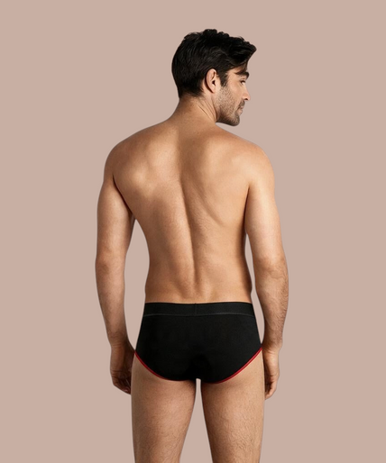 Macho – Ms24r Slip Unterhose Dunkelrot XL Pleasurements Macho MS24R herenbrief in zwart met rode accenten gedragen door een glimlachend model