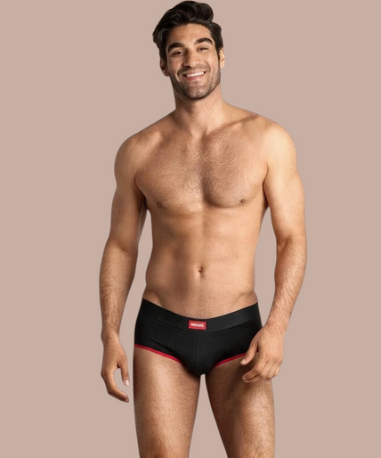 Macho – Ms24r Slip Unterhose Dunkelrot XL Pleasurements Macho MS24R herenbrief in zwart met rode accenten gedragen door een glimlachend model