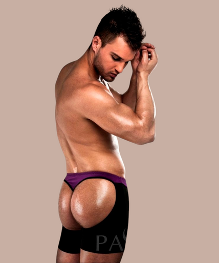 Passion – Boxer 009 Flieder/Schwarz Erotische Unterwäsche S/M Pleasurements Passion Boxer 009 in lila en zwart gedragen door een gespierd model tegen een witte achtergrond