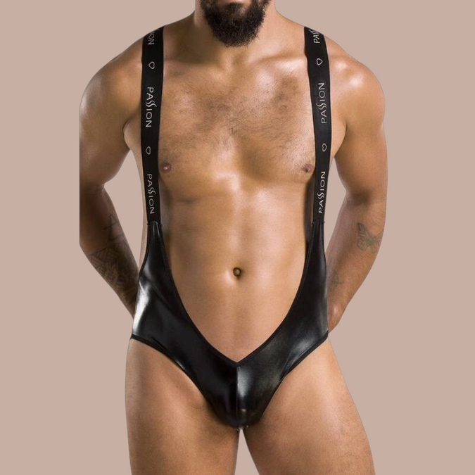 Pleasurements Passion 027 Body Bruno zwarte bodysuit voor heren met brede logobanden in een glanzende look.