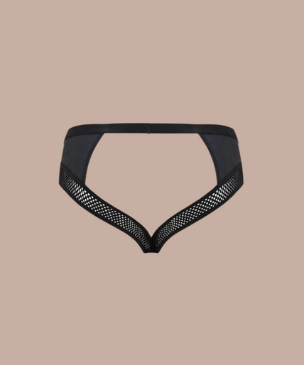 Passion – 030 Offener Slip Tom Schwarz S/m Pleasurements Passion 030 Open Slip Tom in zwart met mesh details en kettingdetail gedragen door een man.