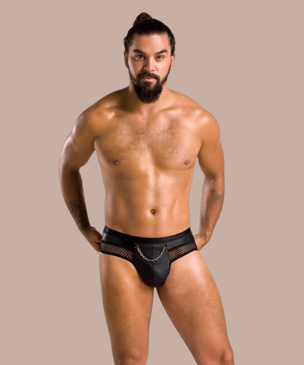 Passion – 030 Offener Slip Tom Schwarz S/m Pleasurements Passion 030 Open Slip Tom in zwart met mesh details en kettingdetail gedragen door een man.